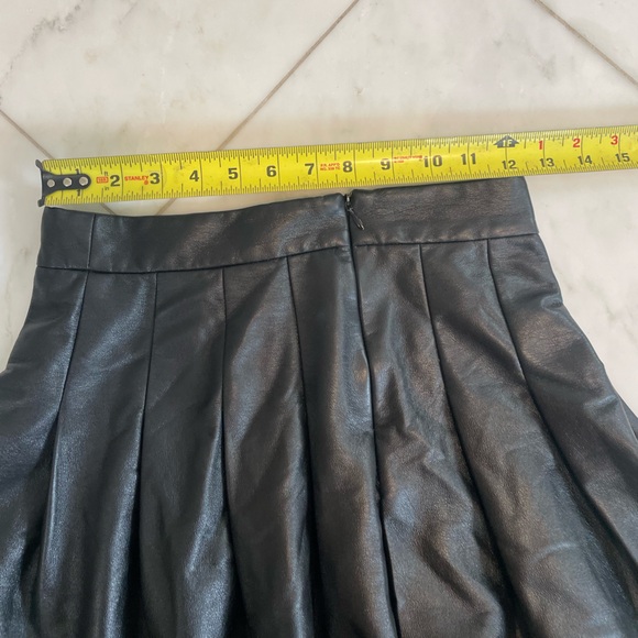 Sunday Best, women’s size 2 black pleated vegan leather mini skirt very soft EUC - Picture 4 of 7